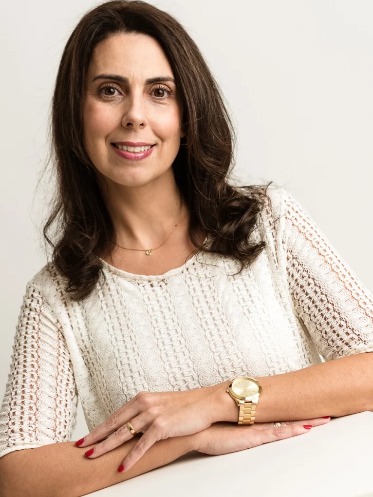 Ana Paula Becker, psicóloga clínica, sorrindo em retrato profissional